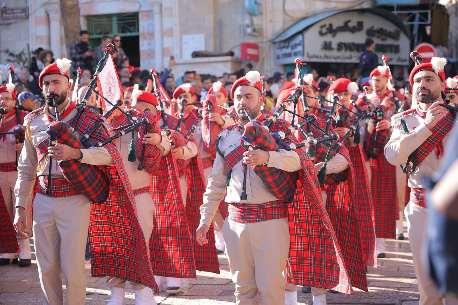 فرق الكشافة المشاركة في احتفالات عيد الميلاد بكنيسة المهد، بيت لحم، الضفة الغربية المحتلة، فلسطين، 24 ديسمبر 2025