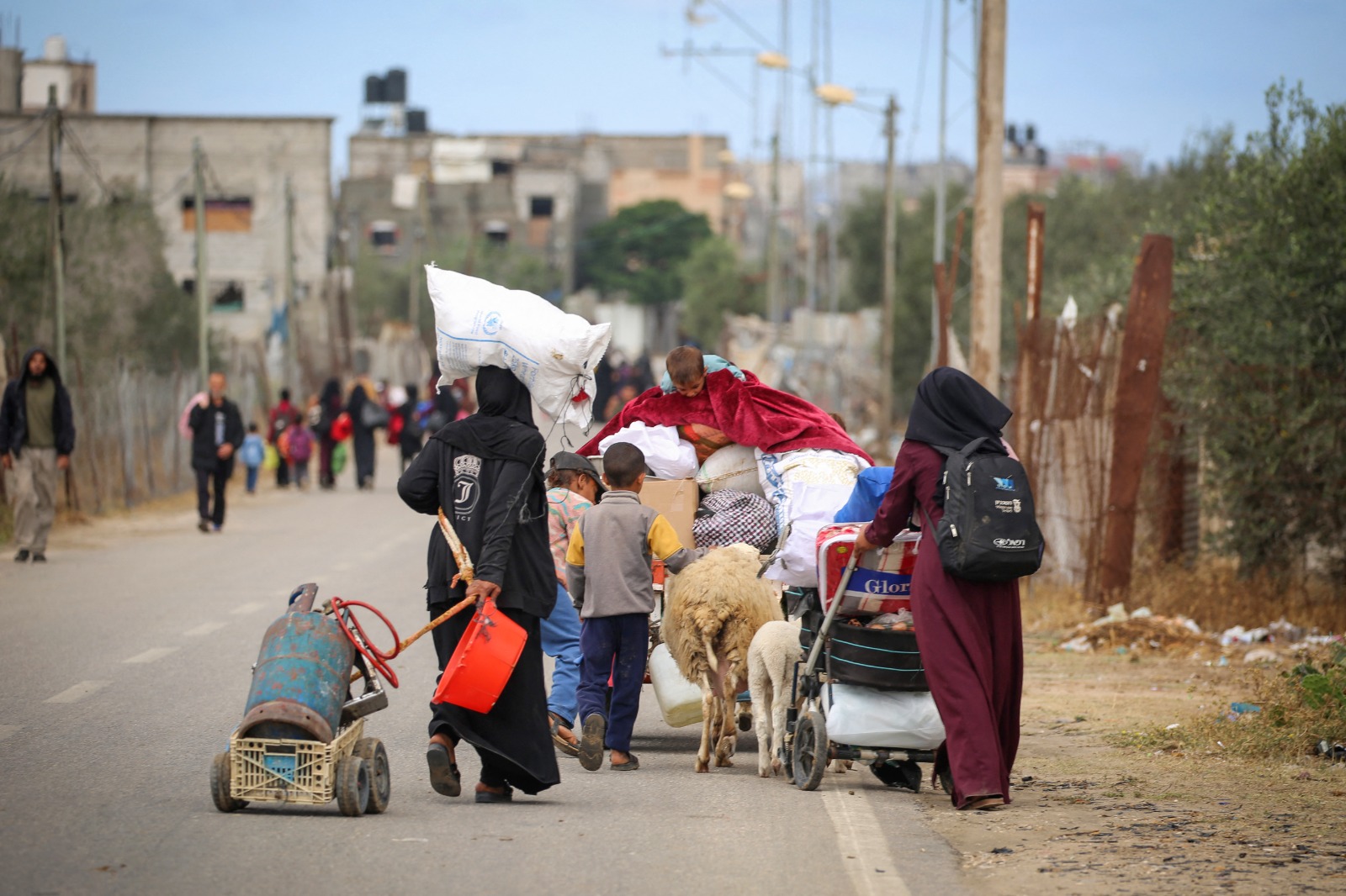 آلاف النازحين الفلسطينيين يبدأون رحلة نزوح جديدة من رفح إلى خان يونس جنوبي قطاع غزة تحسباً للعملية العسكرية الإسرائيلية على رفح. 6 مايو 2024