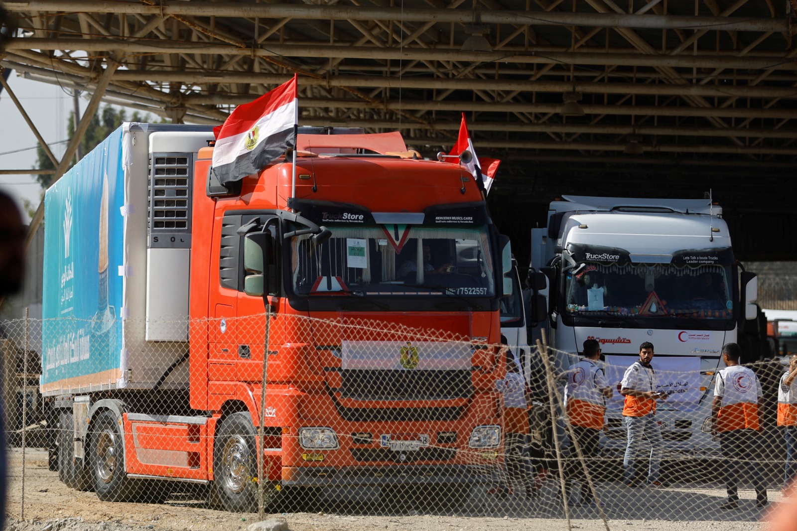 شاحنات تحمل مساعدات تصل إلى الجانب الفلسطيني من الحدود مع مصر في رفح جنوب قطاع غزة. 21 أكتوبر 2023