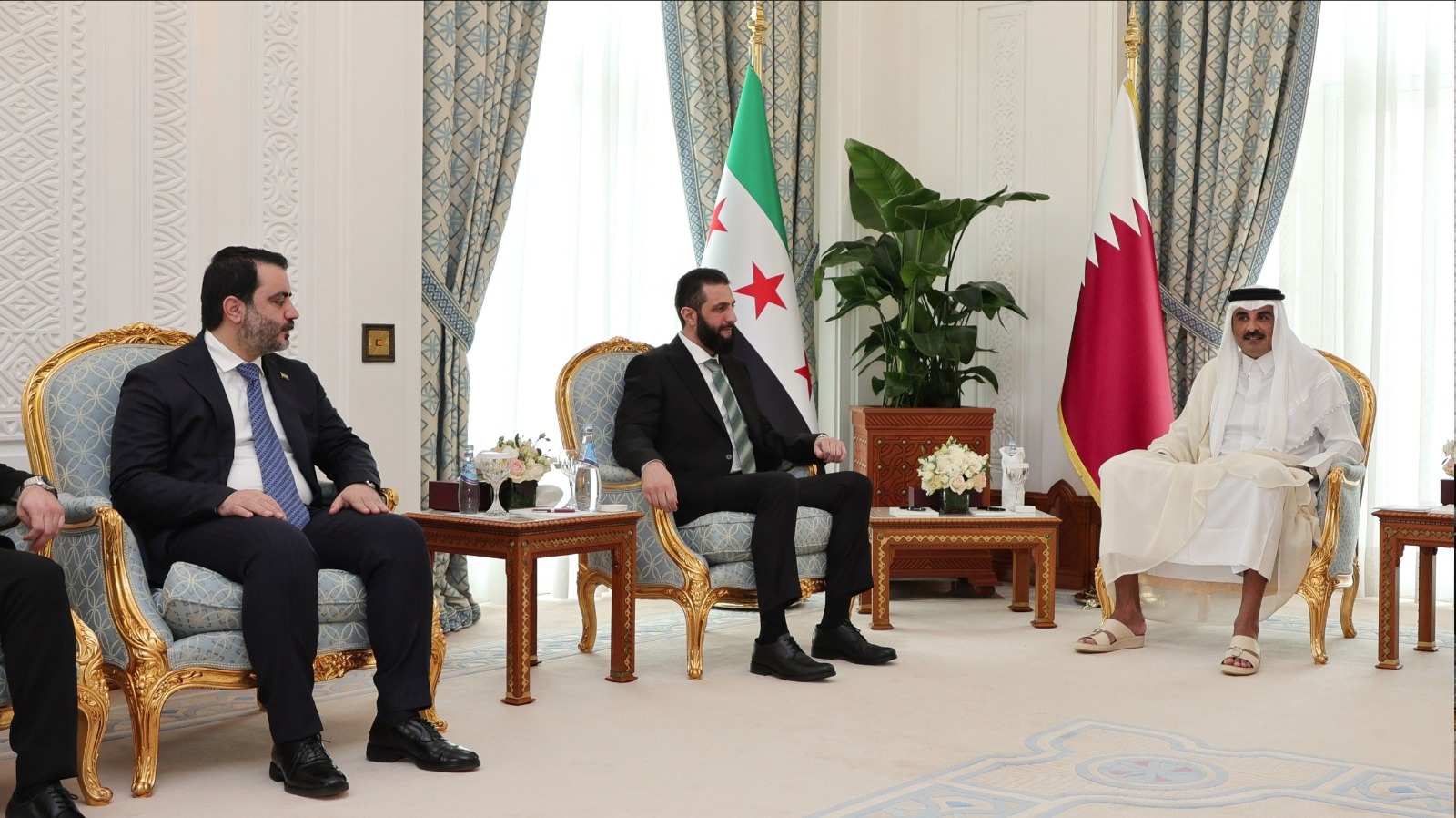 أمير قطر الشيخ تميم بن حمد آل ثاني خلال استقباله الرئيس السوري أحمد الشرع ووزير الخارجية والمغتربين أسعد الشيباني في الديوان الأميري بالدوحة، 15 أبريل 2025