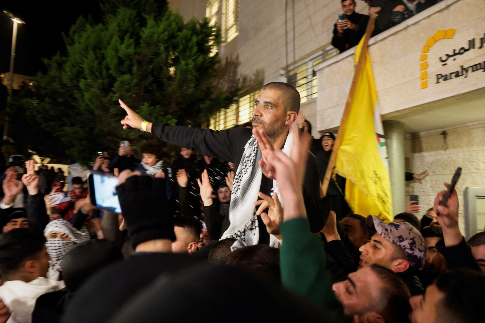 الأسير الفلسطيني زكريا الزبيدي يرفع يده بشارة النصر بعد أفرجت عنه إسرائيل في رام الله بالضفة الغربية. 30 يناير 2025