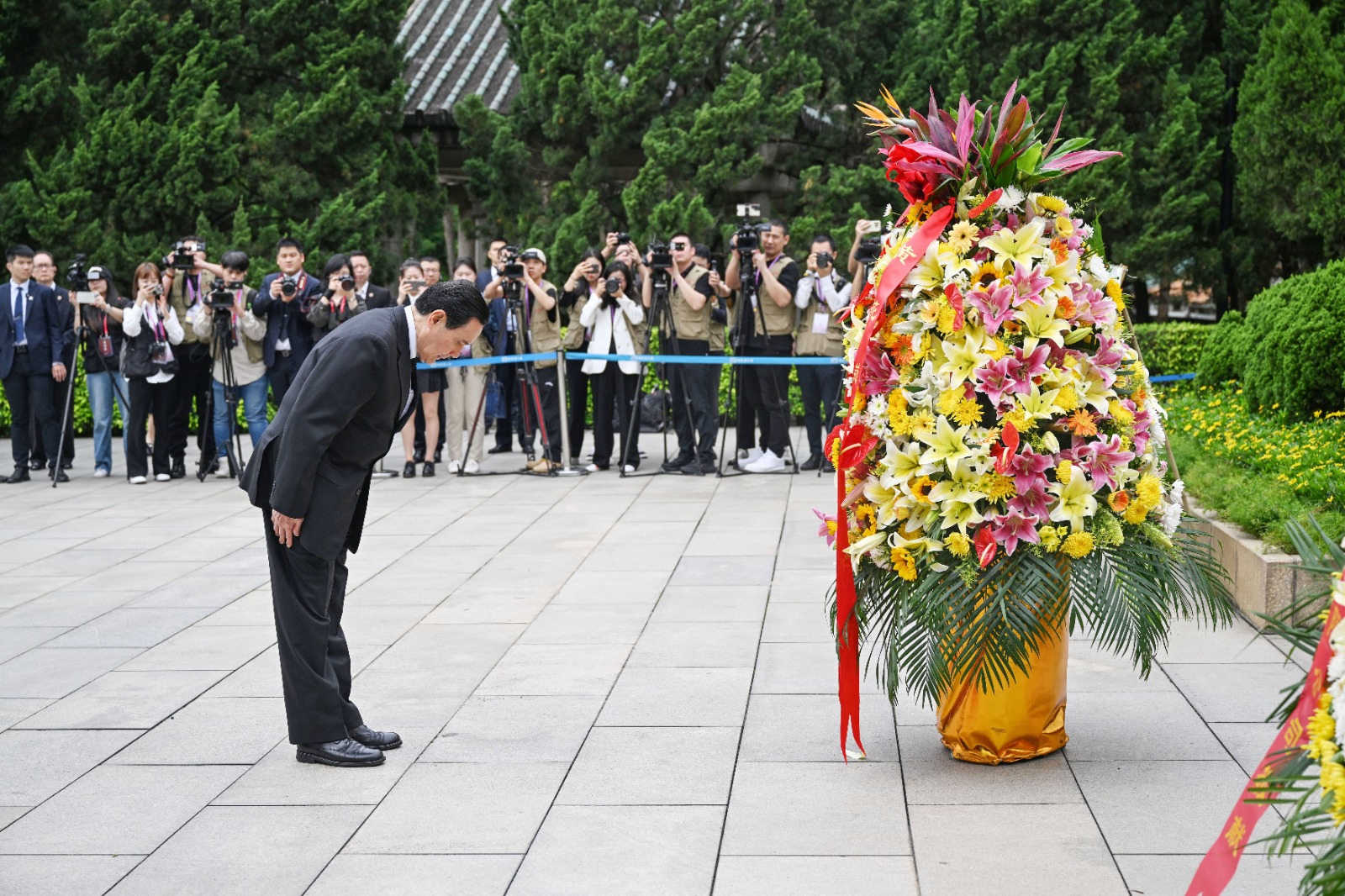 ما يينج جيو ينحني بعد وضع إكليل من الزهور على مقبرة هوانج واجانج الـ72 لشهداء مدينة قوانجتشو جنوبي الصين. 3 أبريل 2024
