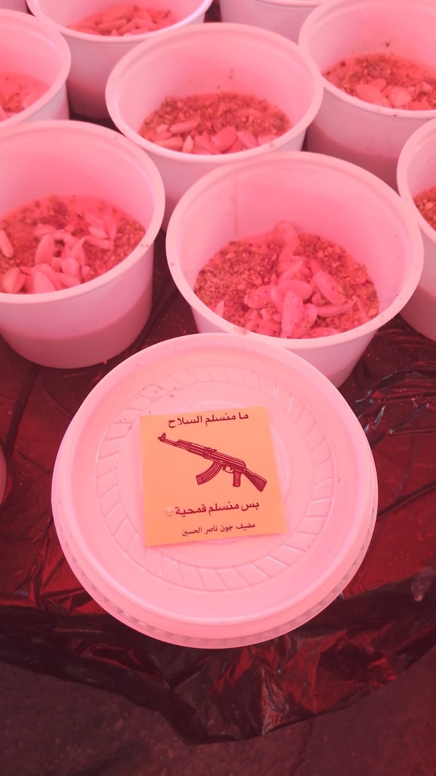 أطعمة مكتوب عليها لن نسلم السلاح وزعتها مضائف في بيروت إحياءً لذكرى عاشوراء وقبل عودة الموفد الأميركي توماس باراك