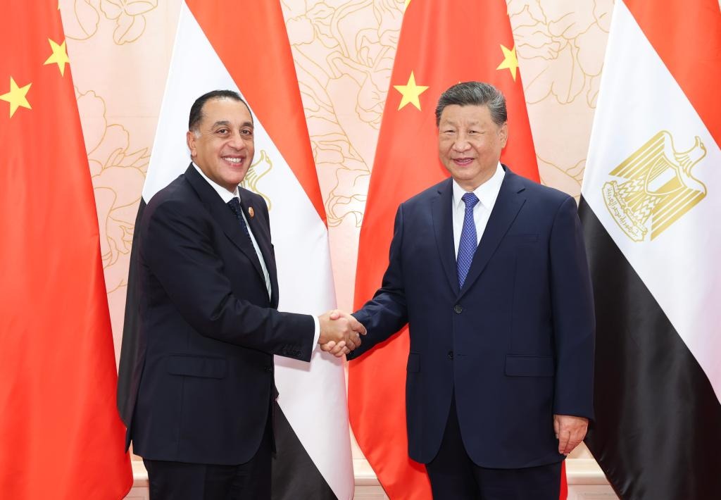 الرئيس الصيني شي جين بينج يصافح رئيس الوزراء المصري مصطفى مدبولي خلال اجتماع على هامش قمة منظمة شنغهاي للتعاون في تيانجين بالصين. 31 أغسطس 2025