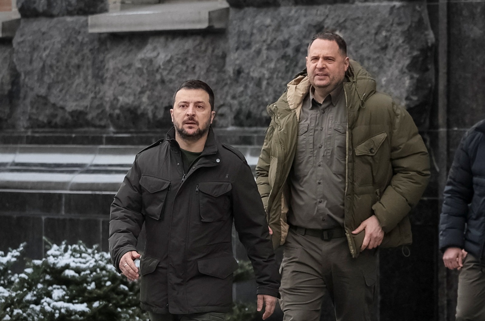 الرئيس الأوكراني فولوديمير زيلينسكي مع مدير مكتبه أندريه يرماك في كييف. 22 يناير2024