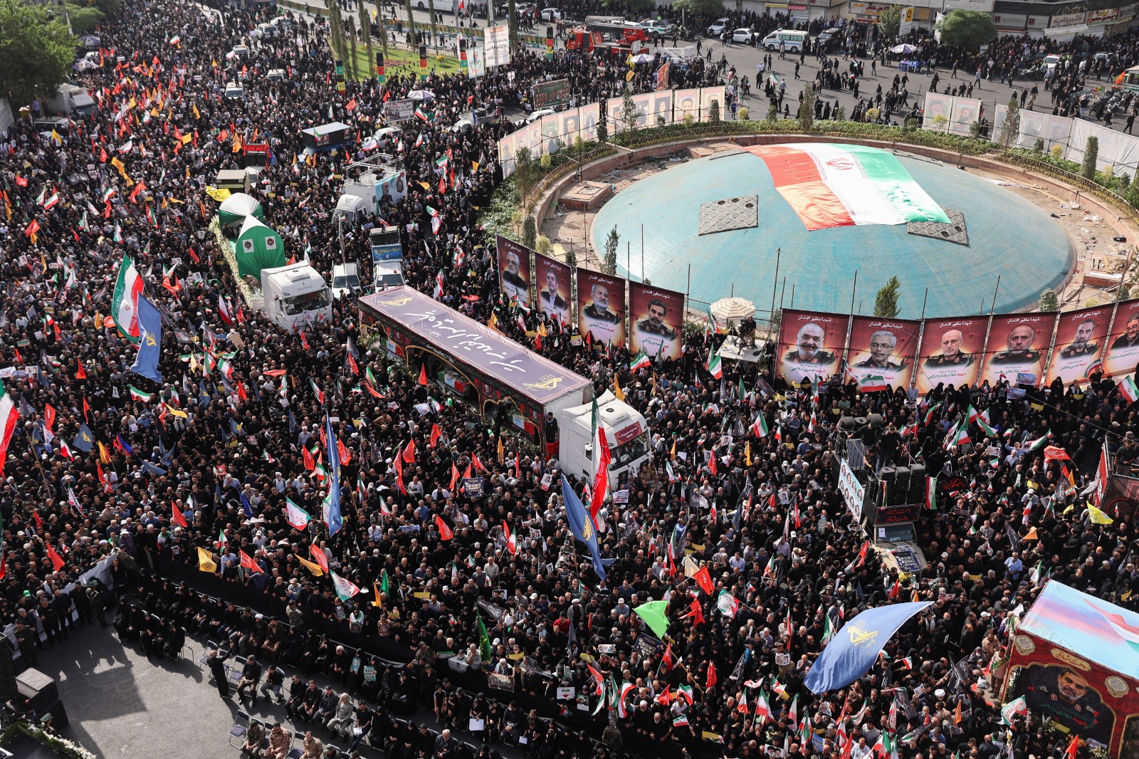 إيرانيون يستعدون في ساحة الثورة بطهران لتشييع جثامين قادة عسكريين وعلماء نوويين قتلتهم إسرائيل. 28 يونيو 2025 - REUTERS