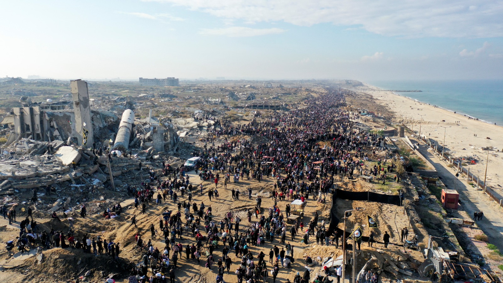 نازحون فلسطينيون يشقون طريق عودتهم إلى شمال قطاع غزة. 27 يناير 2025