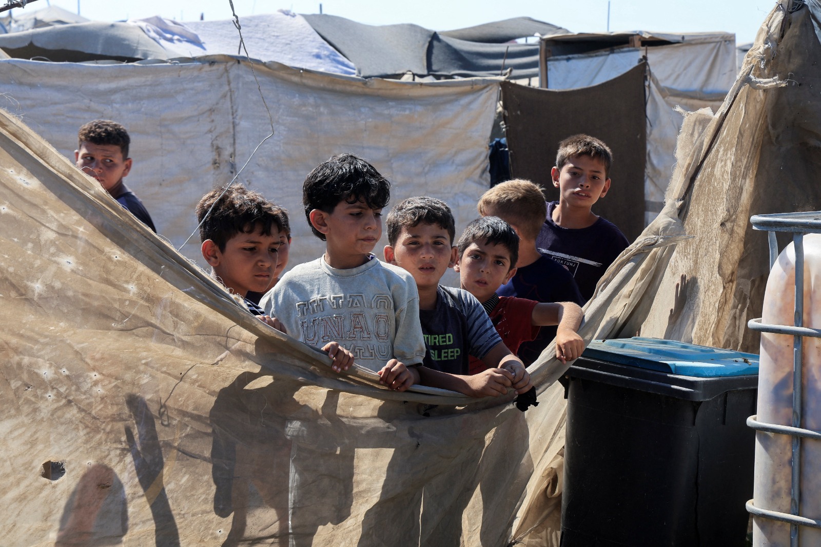 أطفال فلسطينيون يتفقدون موقع غارة إسرائيلية على خيام النازحين في خان يونس بجنوب قطاع غزة. 8 يوليو 2026 - Reuters