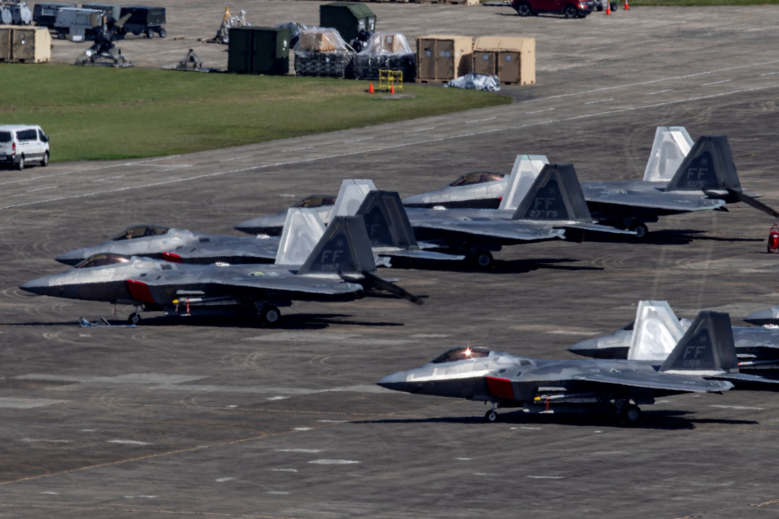 طائرات مقاتلة من طراز F-22 تابعة لسلاح الجو الأميركي في قاعدة روزفلت رودز البحرية السابقة، في بورتوريكو، 3 يناير 2026.