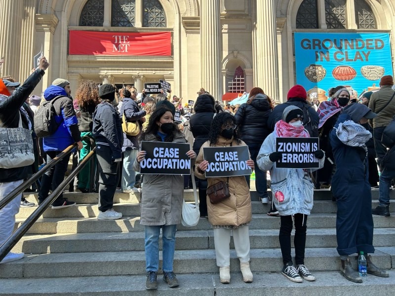 متظاهرون أمام متحف متروبوليتان في نيويورك