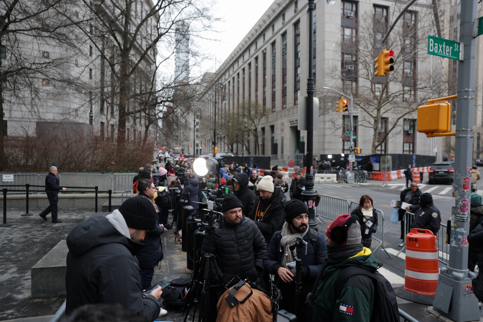 وسائل الإعلام خارج محكمة دانيال باتريك موينيهان الفيدرالية في مانهاتن بمدينة نيويورك. 5 يناير 2026