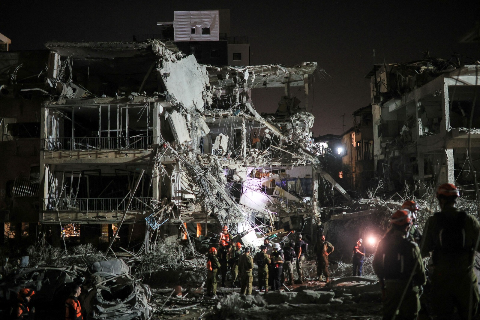 أفراد الإنقاذ والأمن يعملون في موقع سقوط صواريخ أطلقت من إيران على إسرائيل. 13 يونيو 2025