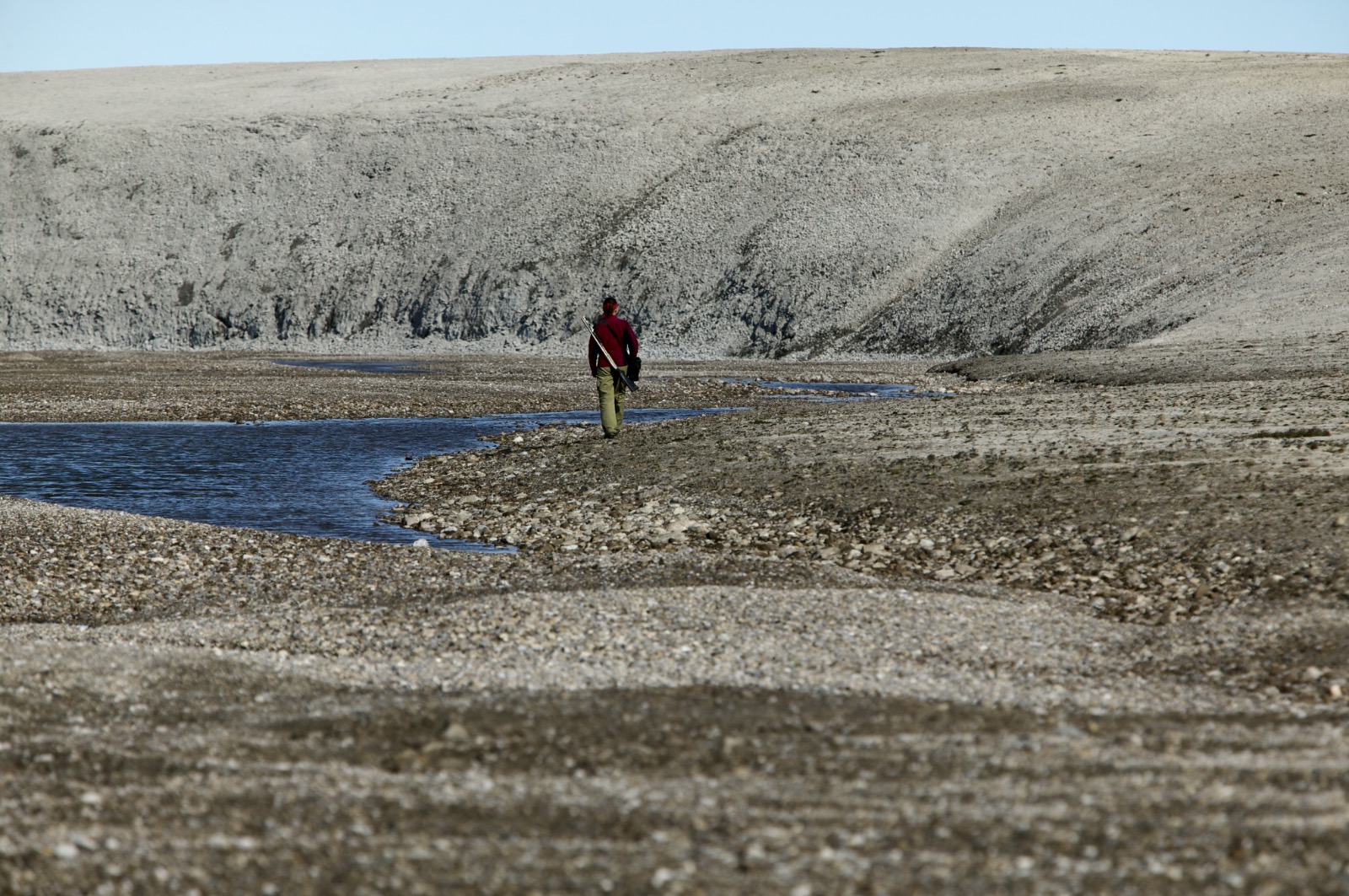 الدكتورة ناتاليا ريبشينسكي هي شخصية وحيدة تستكشف موقع فوهة هوتون في جزيرة ديفون، حيث تم العثور على حفرية وحيد القرن