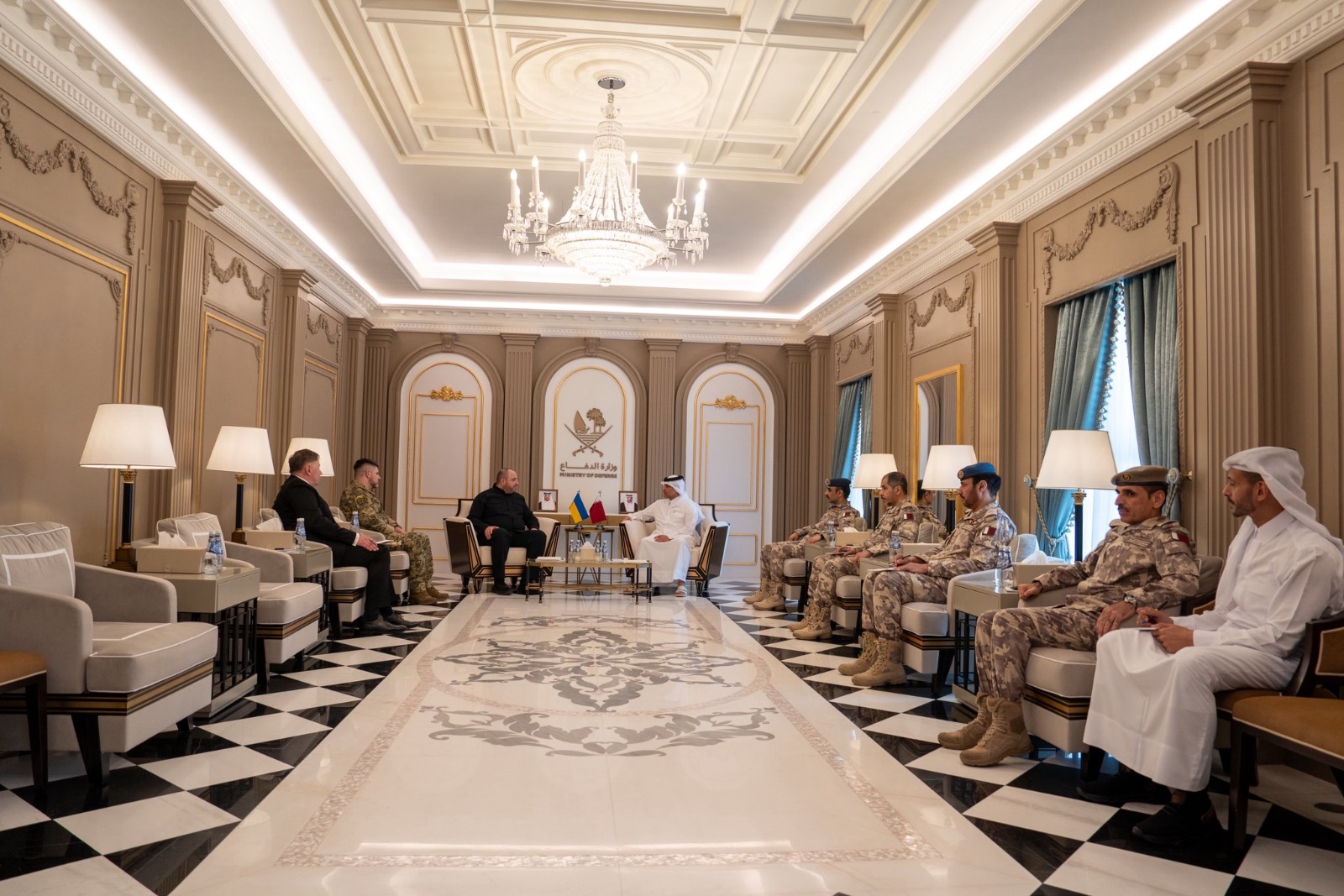 نائب رئيس مجلس الوزراء القطري ووزير الدولة&nbsp;لشؤون الدفاع الشيخ سعود بن عبدالرحمن بن حسن آل ثاني يلتقي أمين مجلس الأمن القومي الأوكراني رستم عمروف، ورئيس أركان القوات المسلحة الأوكرانية&nbsp;أندريه هناتوف، 28 مارس 2026