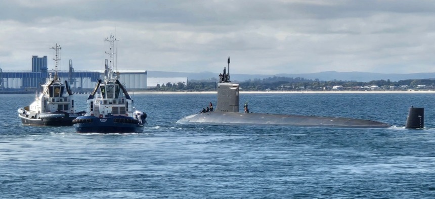 تغادر الغواصة الأميركية هاواي (SSN 776) السفينة الحربية HMAS Stirling في 10 سبتمبر 2024، ما يمثل نهاية فترة صيانة الغواصات التاريخية غرب أستراليا كجزء من برنامج AUKUS.