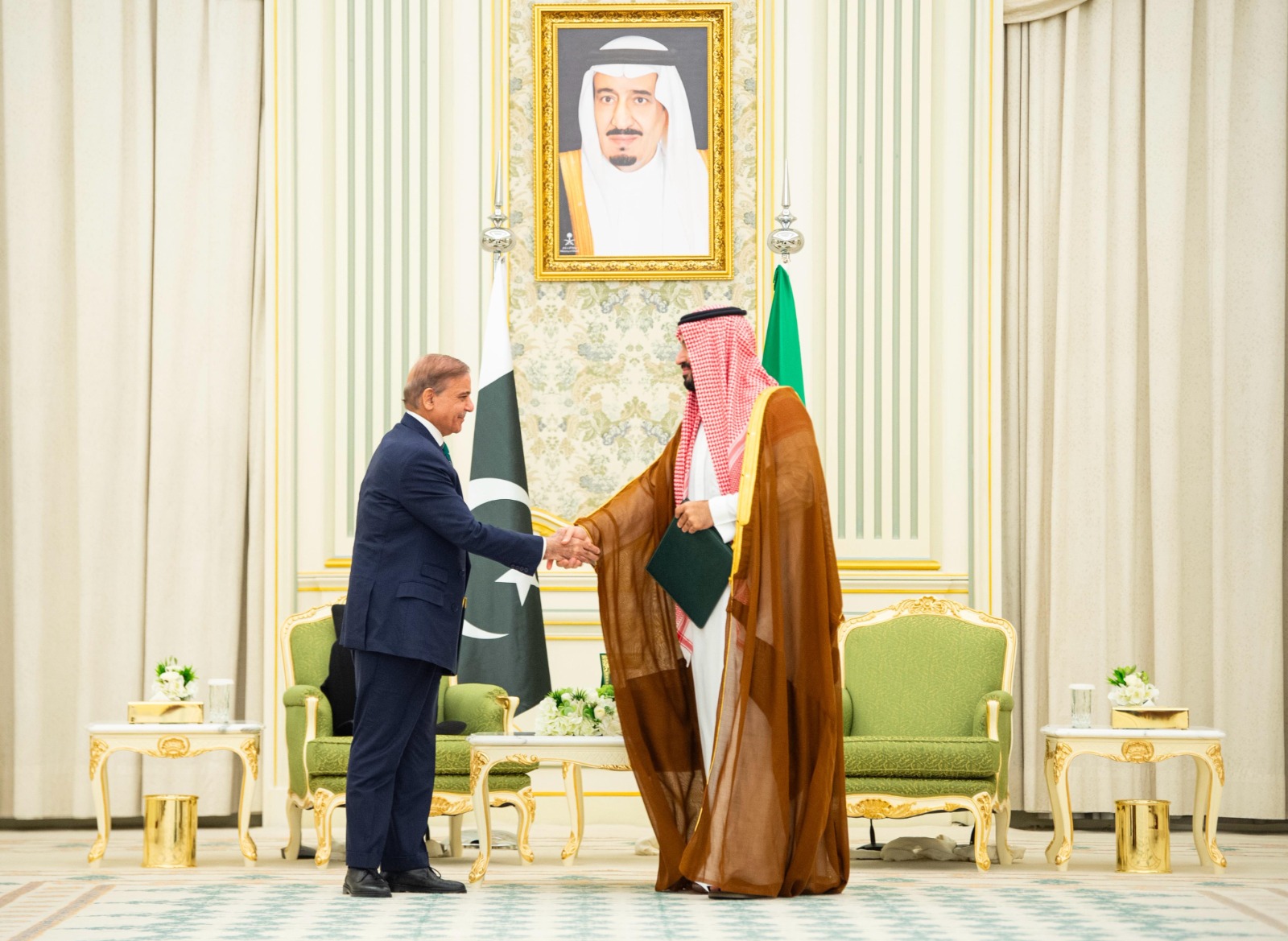 ولي العهد السعودي الأمير محمد بن سلمان يصافح رئيس وزراء باكستان شهباز شريف بعد التوقيع على اتفاقية الدفاع الاستراتيجي المشترك، الرياض، 17 سبتمبر 2025