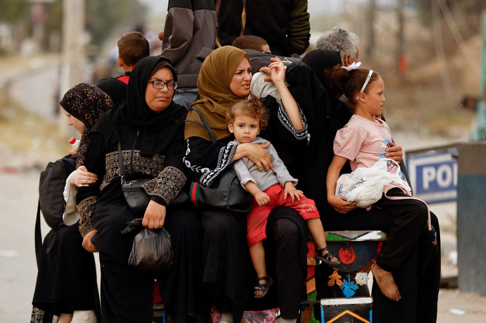 فلسطينيون فارون من شمال غزة يركبون في الجزء الخلفي من شاحنة أثناء تحركهم جنوباً وسط حرب إسرائيل على غزة. 12 نوفمبر 2023.