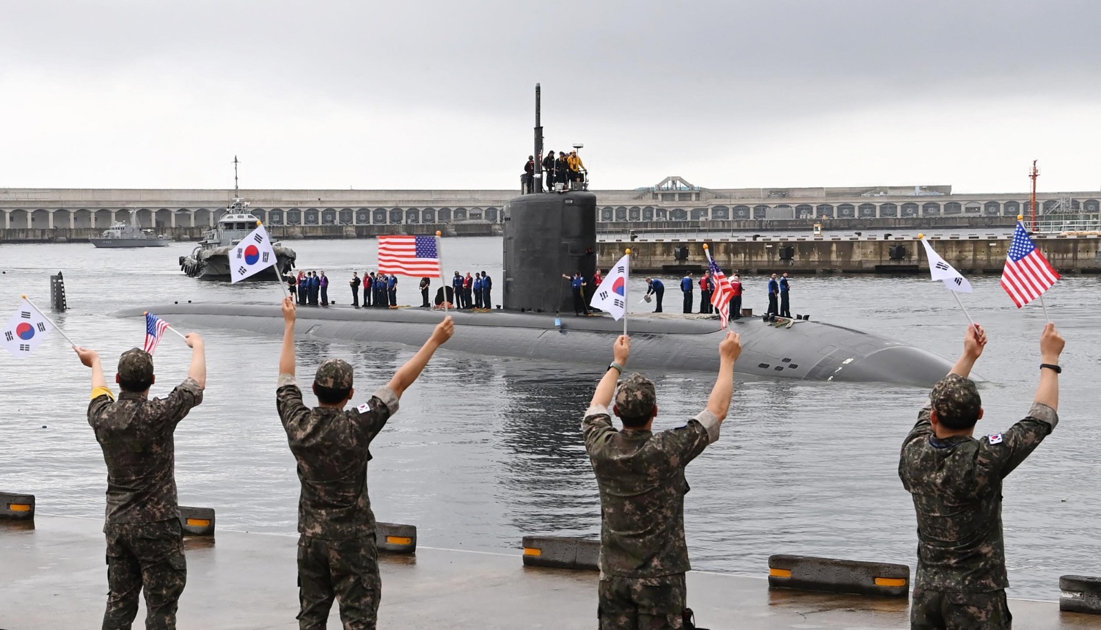 الغواصة النووية الأميركية USS Annapolis تصل إلى جزيرة جيجو جنوب كوريا الجنوبية. 24 يوليو 2023.