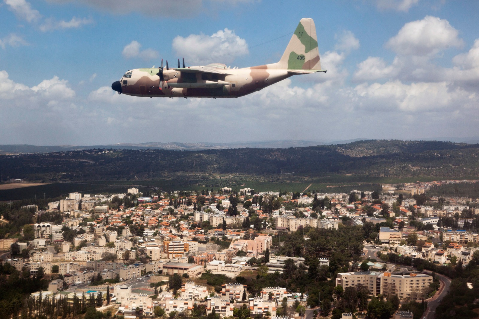 طائرة من طراز C-130 Hercules تابعة لسلاح الجو الإسرائيلي تحلّق فوق قرية في شمال إسرائيل. 16 أبريل 2013