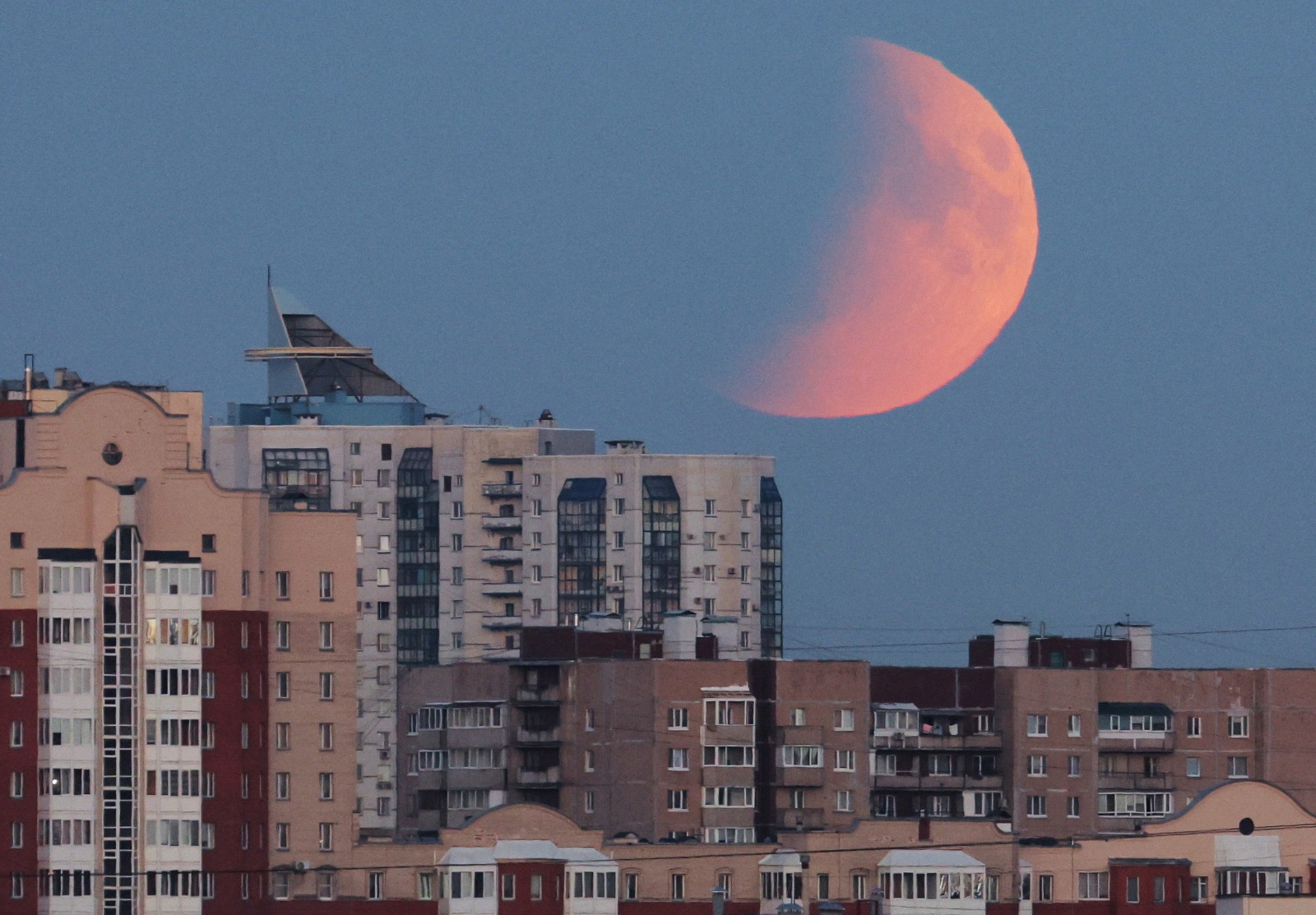 خسوف جزئي للقمر في سماء سان بطرسبرج في روسيا. 7 سبتمبر 2025