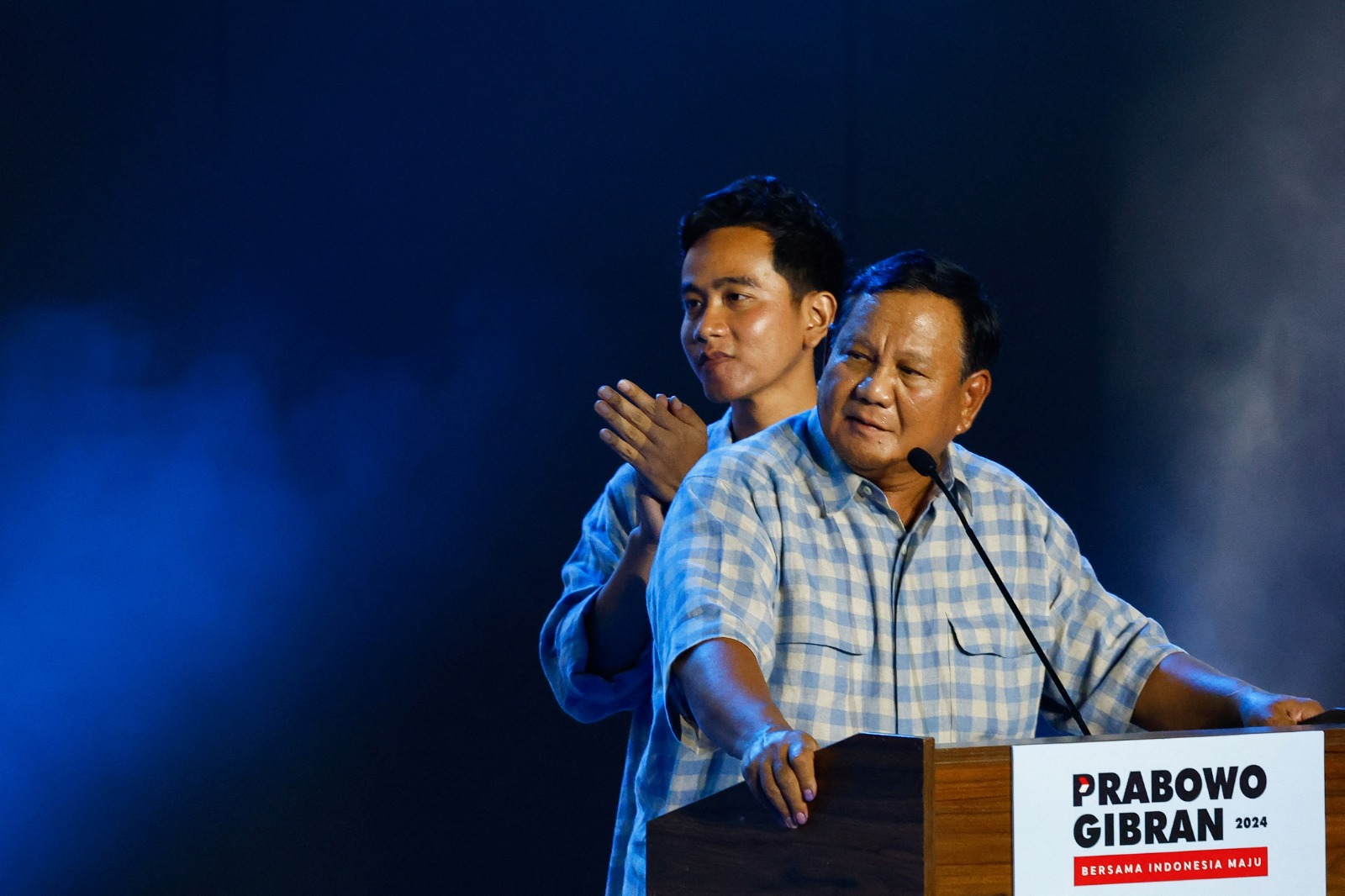 وزير الدفاع الإندونيسي برابوو سوبيانتو يلقي كلمة بجانب المرشح لمنصب نائب الرئيس جبران راكابومينج راكا في جاكرتا. 12 فبراير 2024