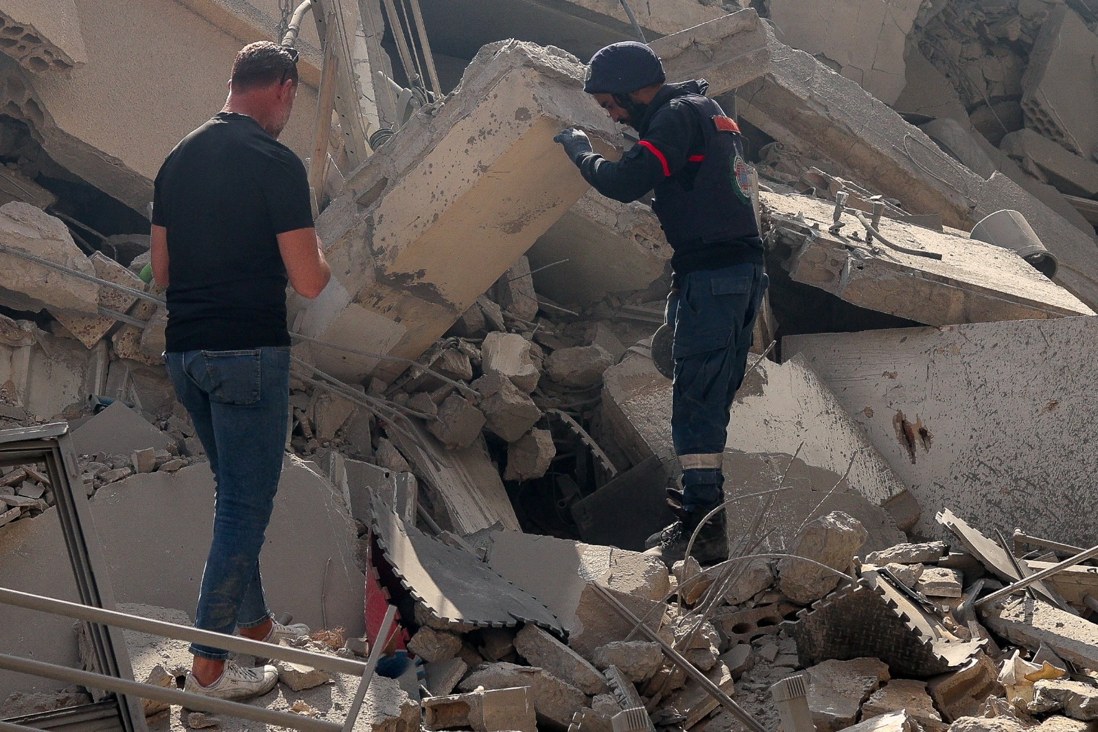 رجل إنقاذ يبحثون عن ضحايا في موقع غارة إسرائيلية على صور، لبنان. 8 أبريل 2026