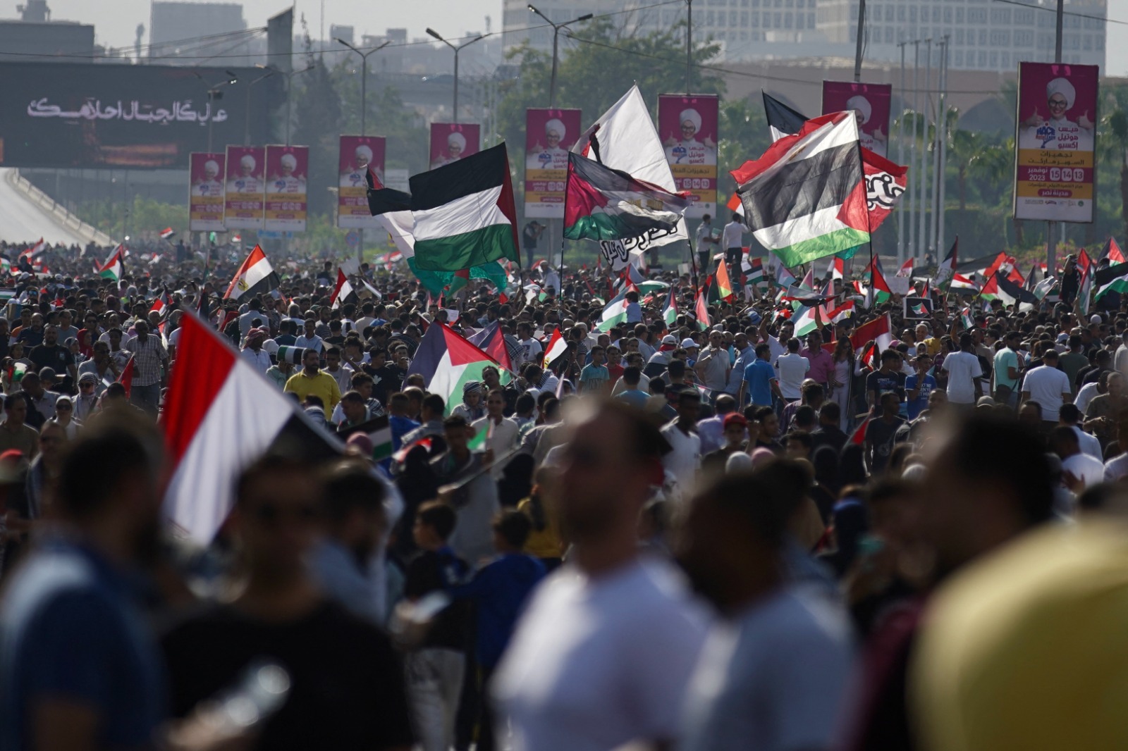 متظاهرون يلوحون بالأعلام الفلسطينية عند النصب التذكاري للجندي المجهول في القاهرة. 20 أكتوبر 2023