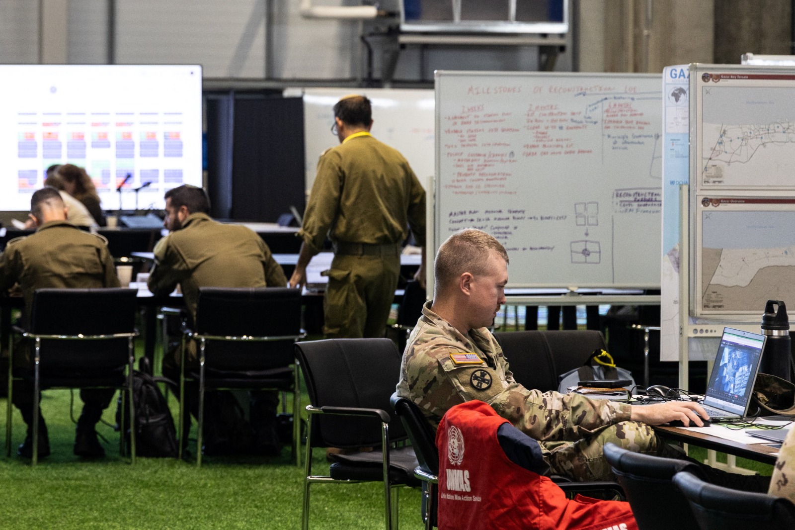 جانب من مركز التنسيق المدني-العسكري في بلدة كريات جات جنوب إسرائيل. 17 نوفمبر 2025