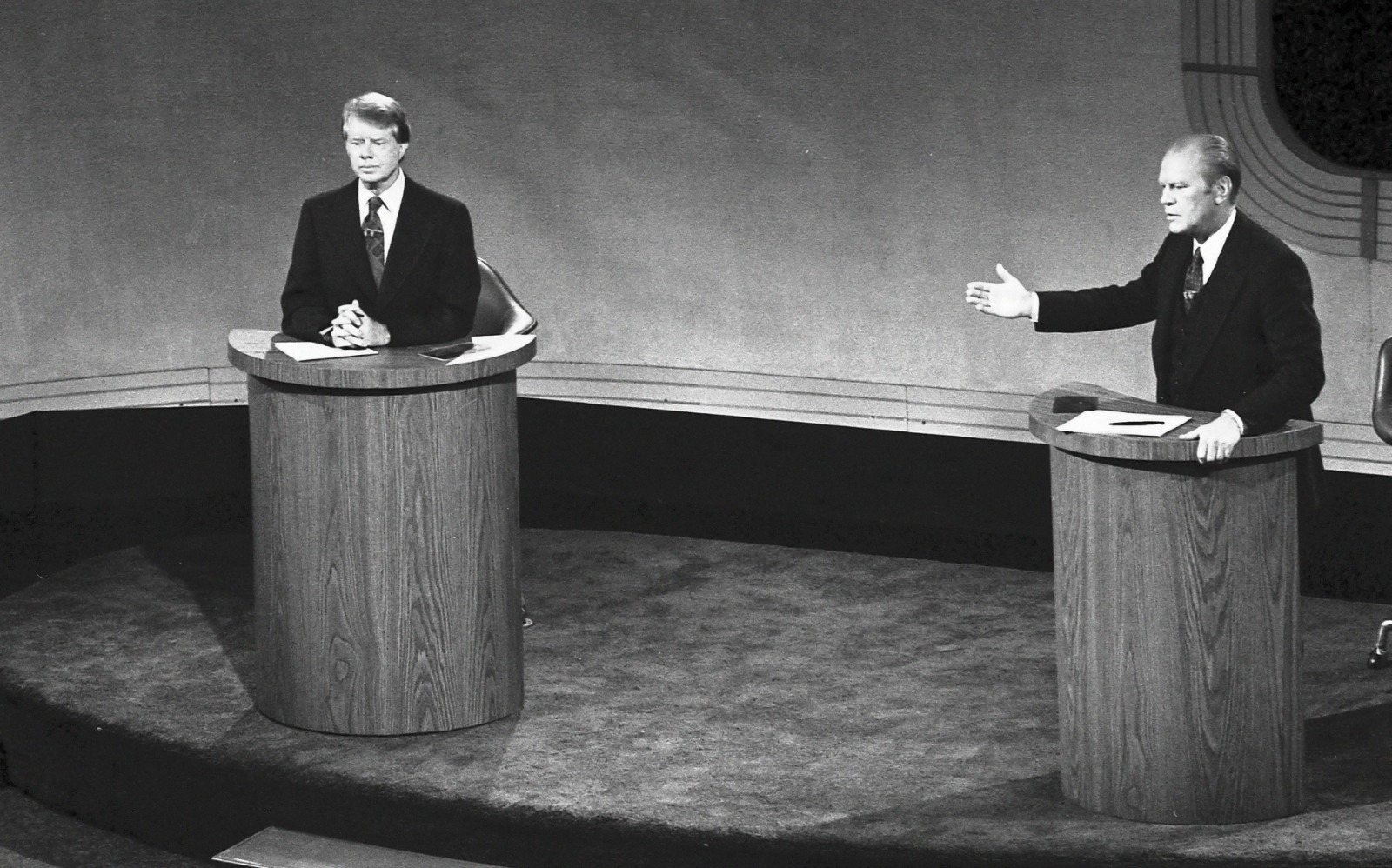 جيرالد فورد وجيمي كارتر خلال المناظرة الأولى للانتخابات الرئاسية الأمريكية في ولاية بنسلفانيا عام 1976
