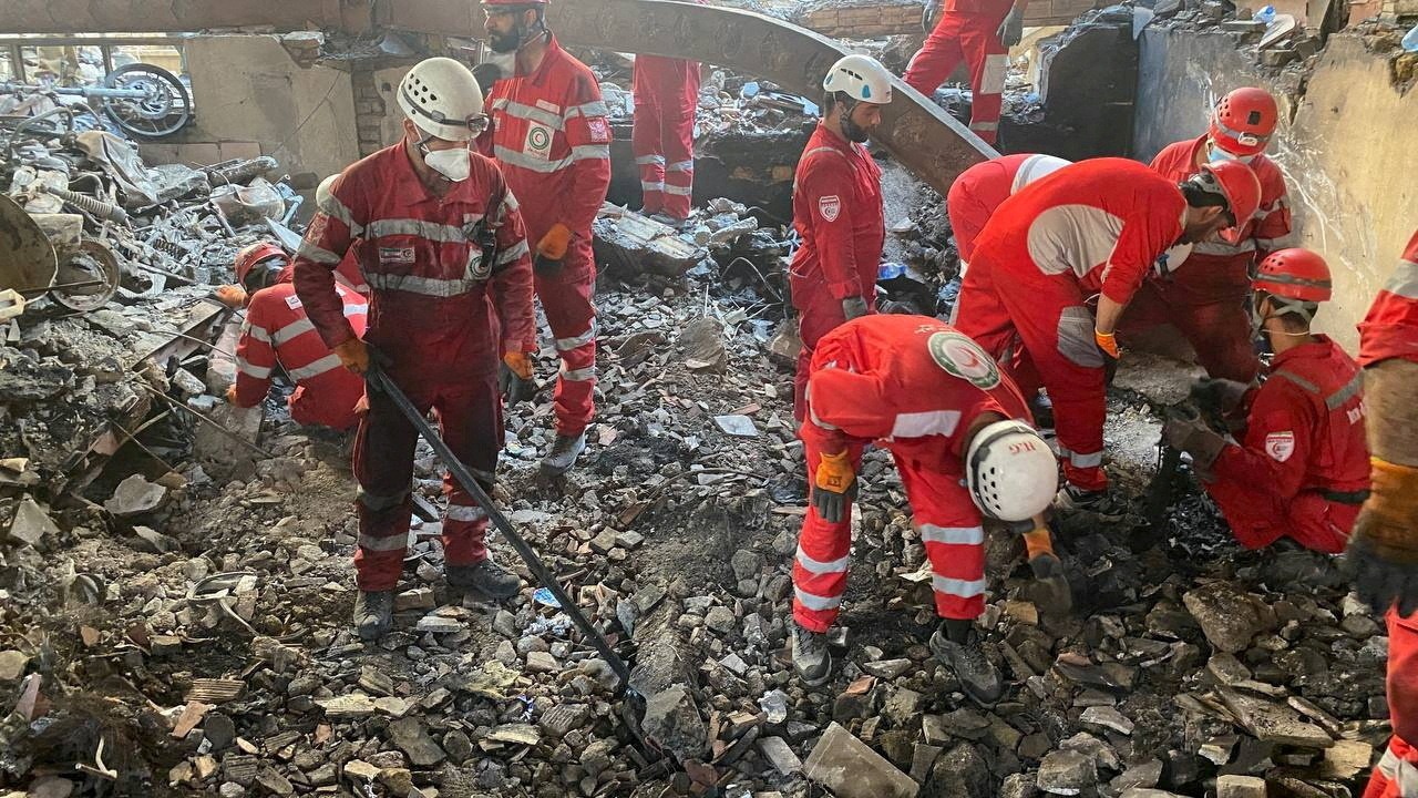 صورة نشرتها وسائل إعلام إيرانية عن عناصر الهلال الأحمر يبحثون بين الأنقاض عن ضحايا بعد غارات إسرائيلية على مكان غير محدد في إيران. 17 يونيو 2025