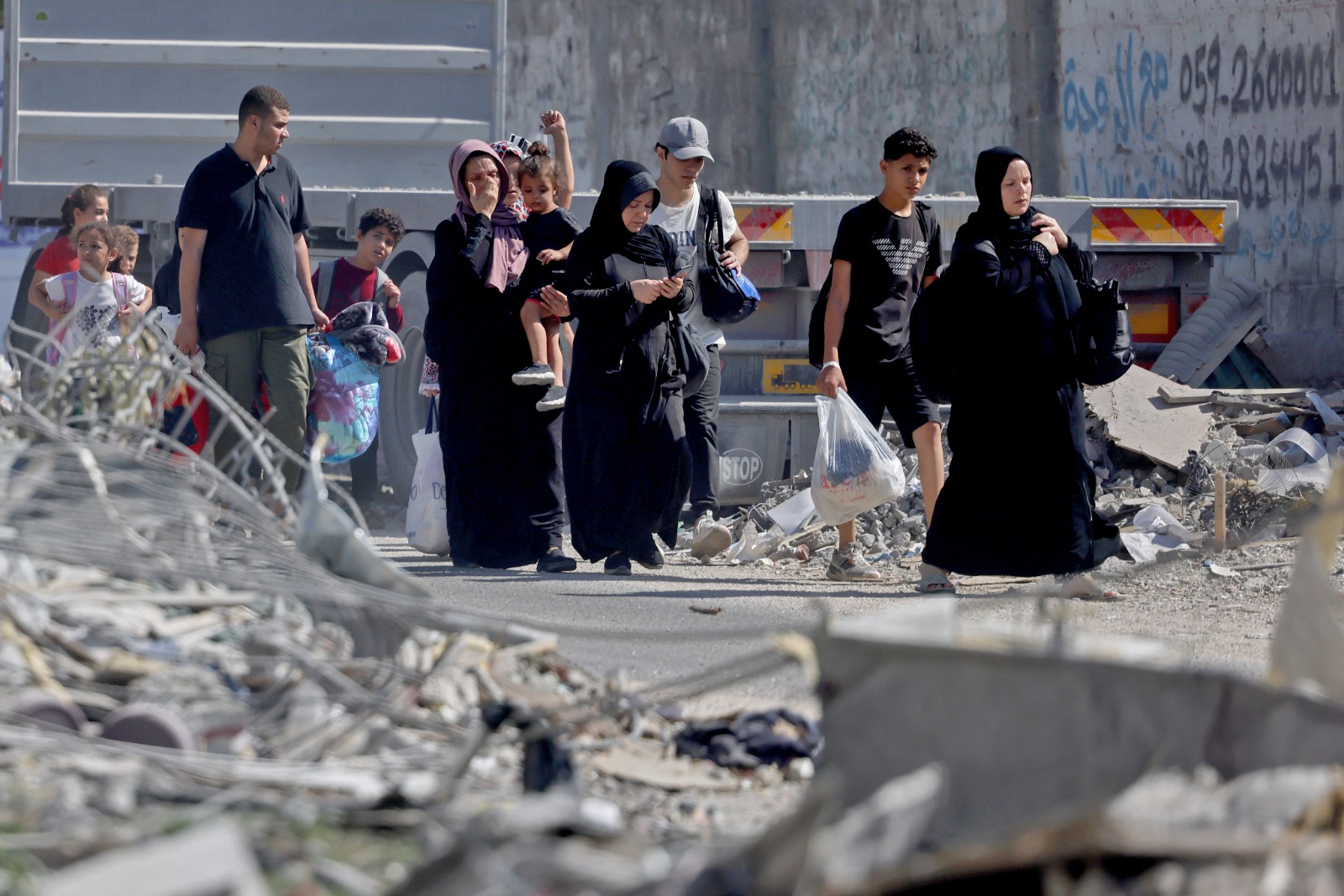 فلسطينيون يفرون مع أمتعتهم إلى مناطق أكثر أماناً في مدينة غزة بعد الغارات الإسرائيلية. 13 أكتوبر 2023.