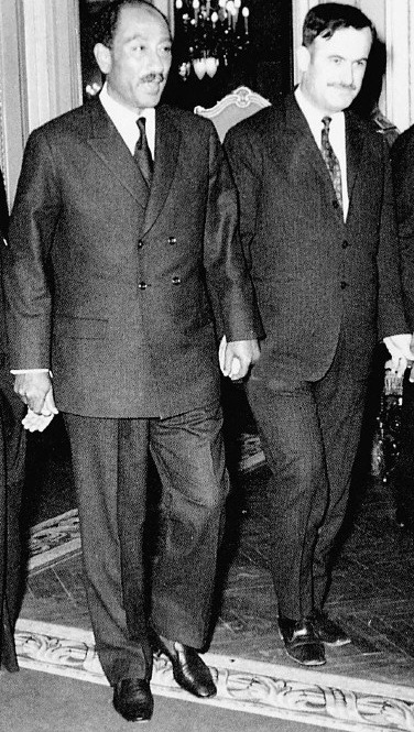 الرئيسان السوري  حافظ الاسد والمصري أنور السادات في مصر عام 1970