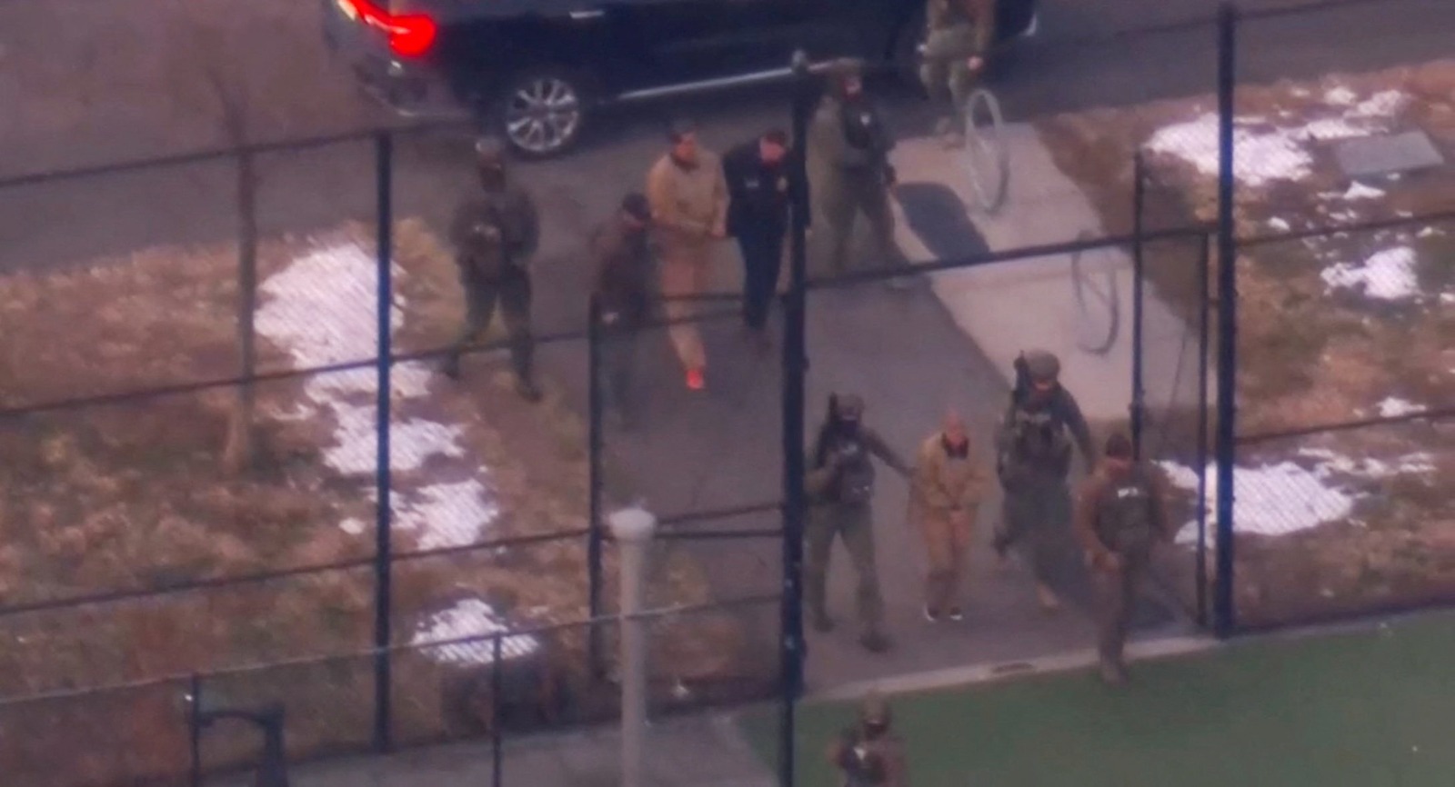 صورة جوية تُظهر الرئيس الفنزويلي نيكولاس مادورو وزوجته سيليا فلوريس وهما يُنقلان من سيارة إلى ملعب لكرة القدم حيث تنتظرهما مروحية لنقلهما إلى محكمة دانيال باتريك موينيهان الفيدرالية في مانهاتن في مدينة نيويورك. 5 يناير 2026