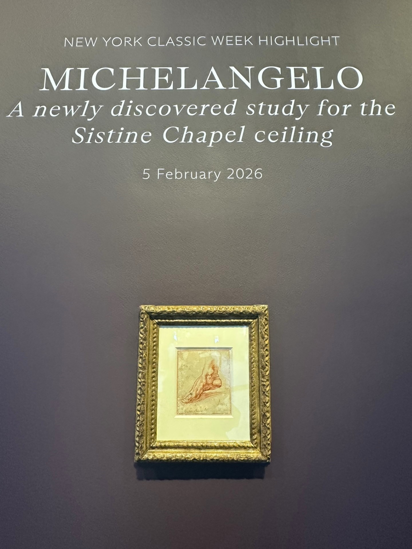 رسم مايكل أنجلو في كريستيز دبي