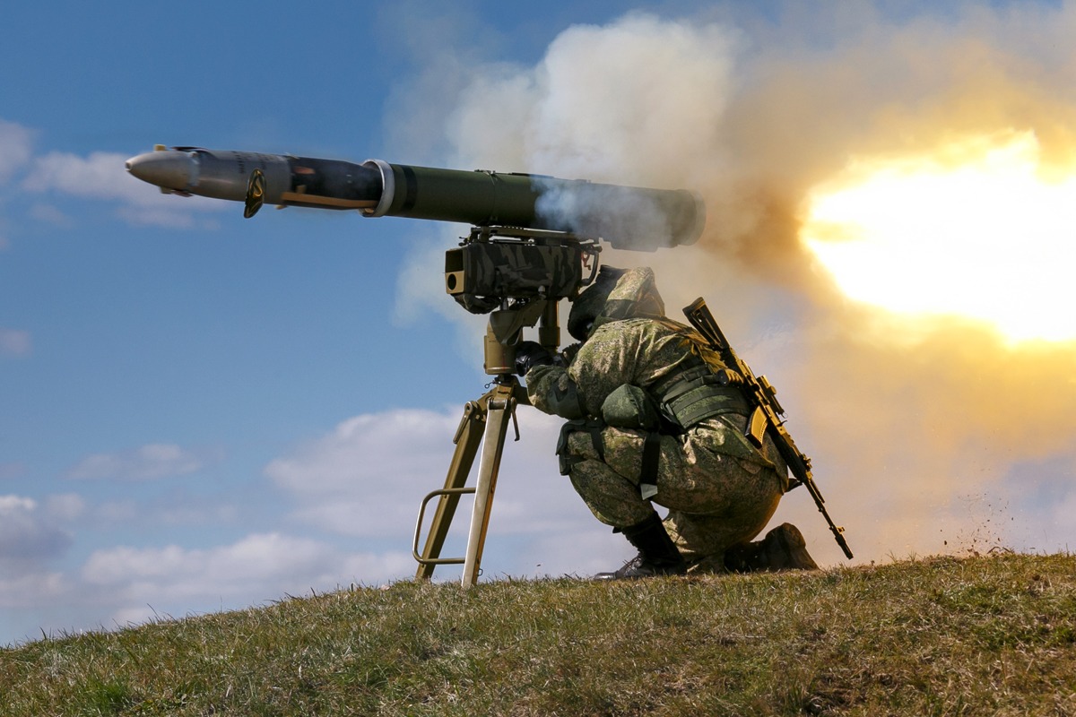 جندي روسي يطلق صاروخ كورنيت المضاد للدبابات. 2017