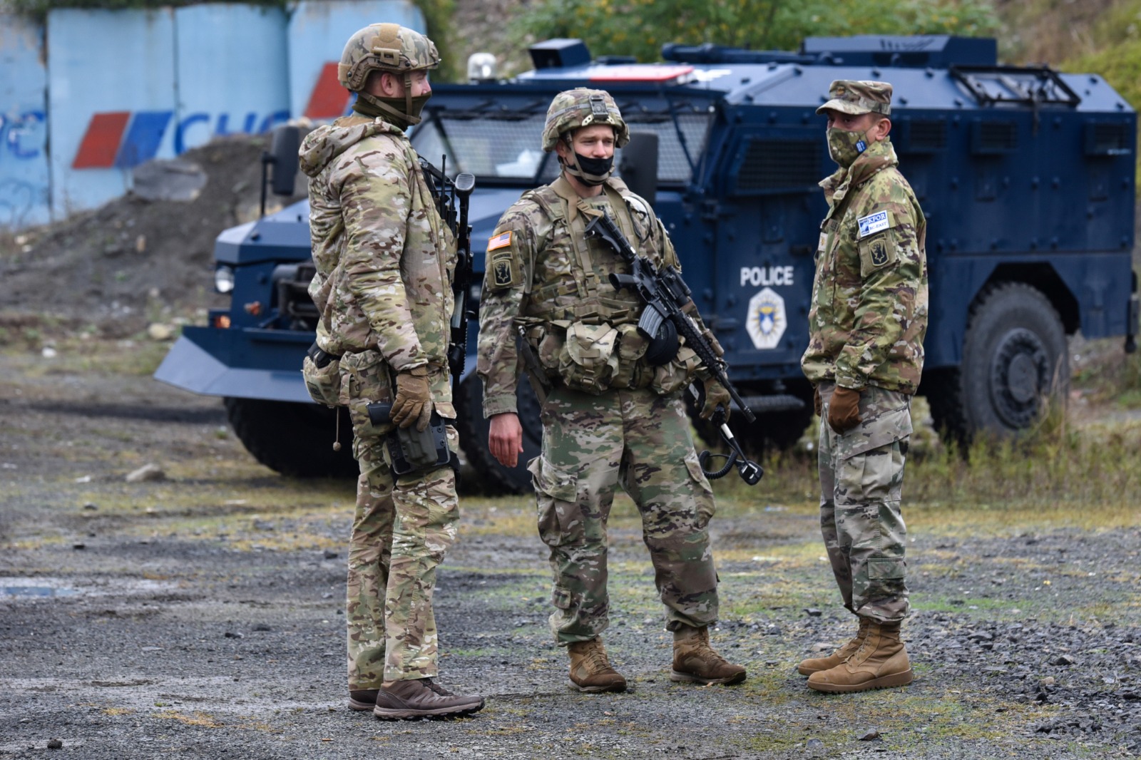 عناصر من قوات حفظ السلام التابعة لحلف شمال الأطلسي (الناتو) بالقرب من الحدود بين كوسوفو وصربيا. 2 أكتوبر 2021