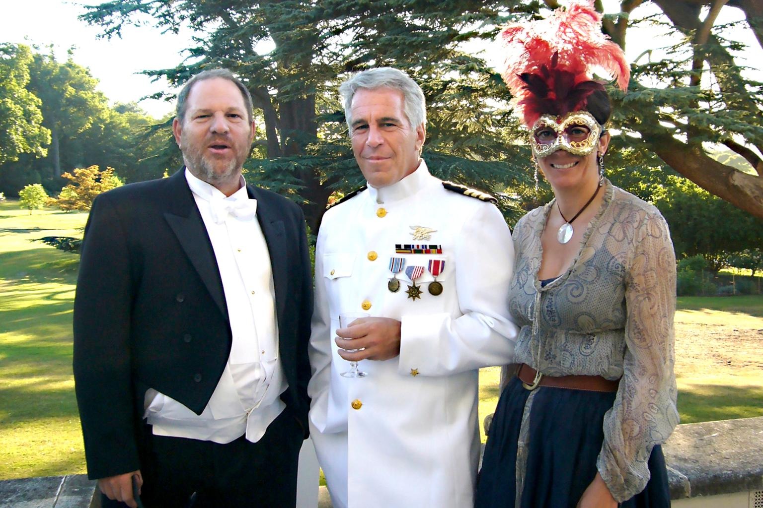 هارفي واينستين برفقة جيفري إبستين خلال حفل أقامه الأمير أندرو في قلعة وندسور عام 2006
