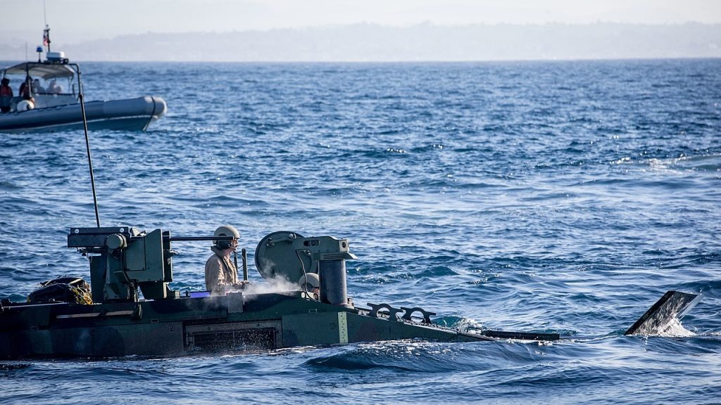 صُممت مركبة القتال البرمائية لنقل مشاة البحرية إلى الشاطئ تحت نيران العدو وتوفير الحماية لهم فور وصولهم.