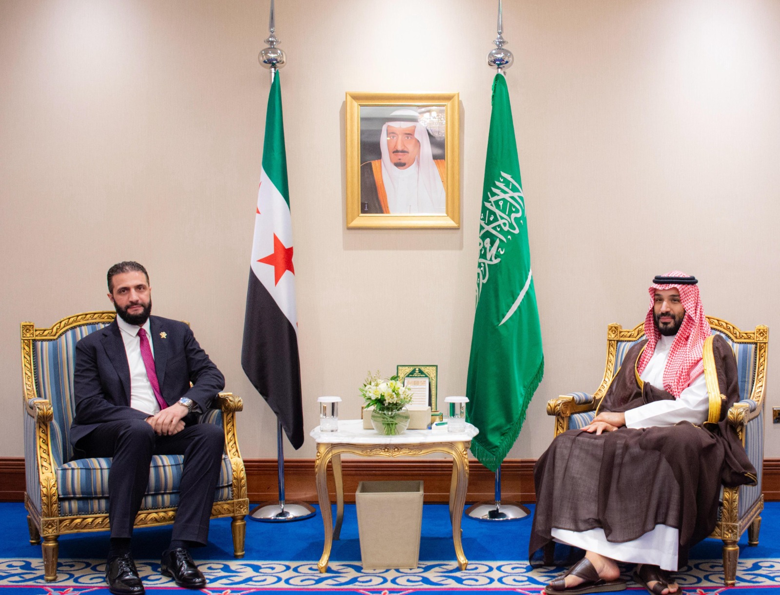 ولي العهد السعودي الأمير محمد بن سلمان يلتقي بالرئيس السوري أحمد الشرع على هامش القمة العربية الإسلامية في الدوحة. 15 سبتمبر 2025