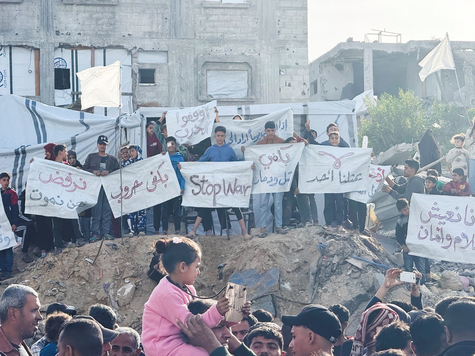 فلسطينيون يطالبون بإنهاء الحرب الإسرائيلية على غزة، بيت لاهيا، شمال قطاع غزة. 25 مارس 2025