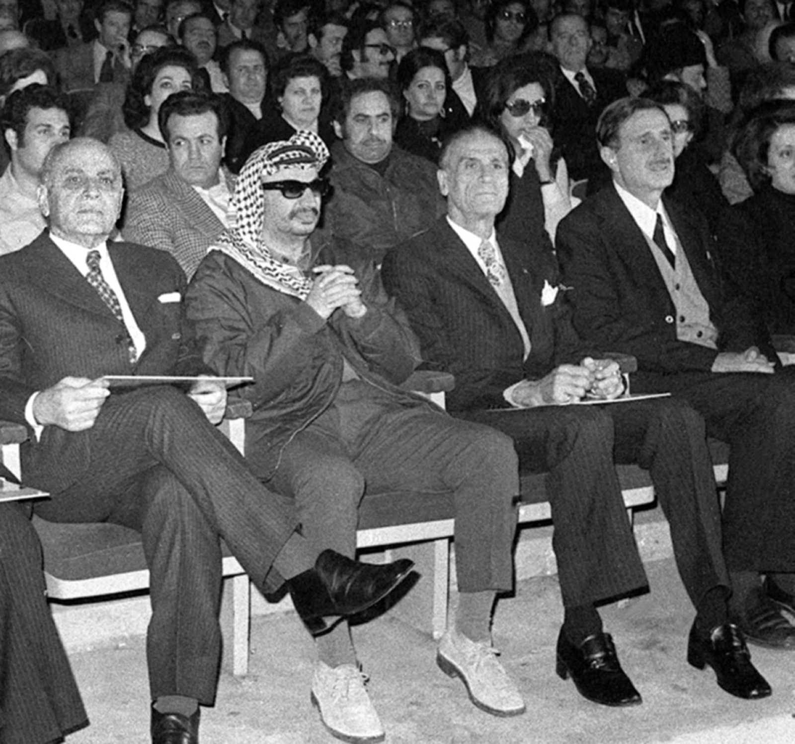 من اليسار إلى اليمين: رئيس الوزراء اللبناني صائب سلام، والزعيم الفلسطيني ياسر عرفات، والزعيم المسيحي بيار الجميل، والزعيم الدرزي كمال جنبلاط، خلال حفل في بيروت، (صورة أرشيفية غير مؤرخة تعود إلى أوائل سبعينيات القرن العشرين)