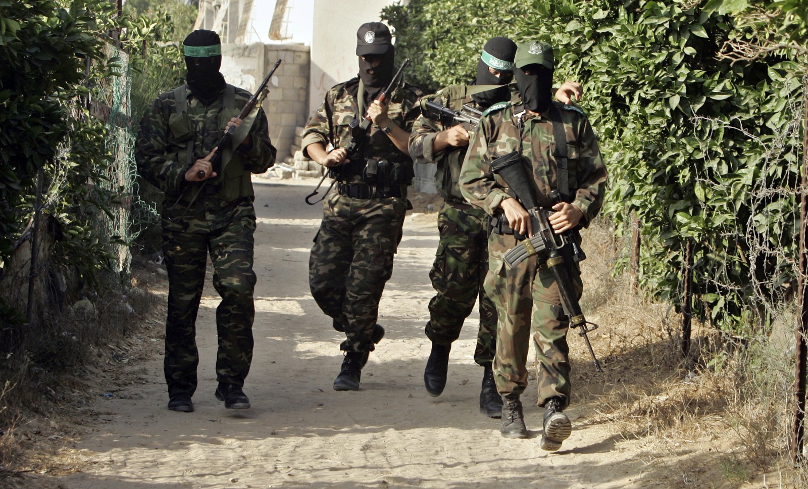 أبو عبيدة (يمين) يصل إلى مؤتمر صحافي في غزة. 3 يوليو 2006