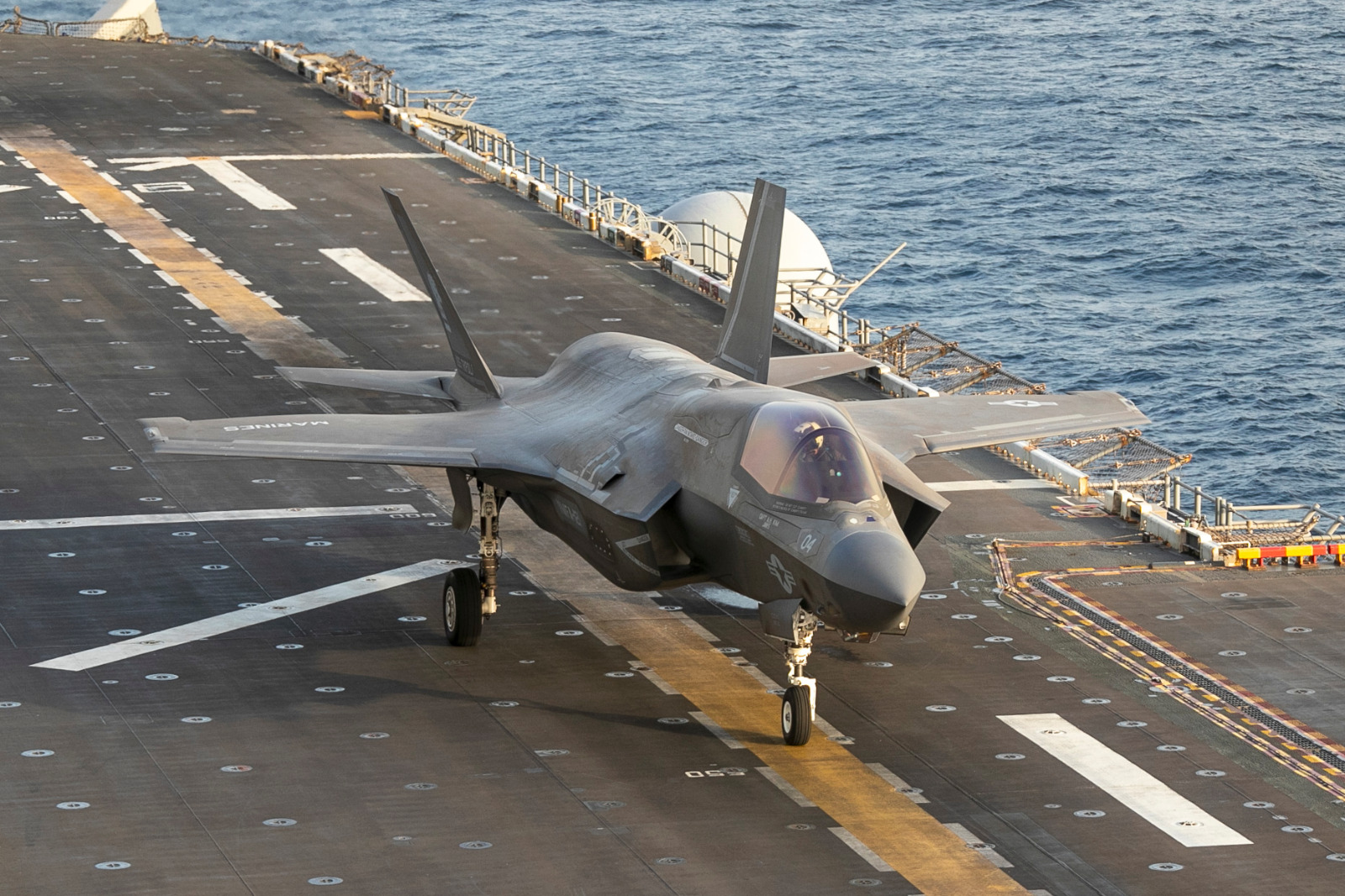 مقاتلة أميركية من طراز F-35B Lightning II تابعة لسلاح مشاة البحرية على حاملة الطائرات USS Tripoli (LHA 7) ضمن منطقة مسؤولية القيادة المركزية. 11 أبريل 2026
