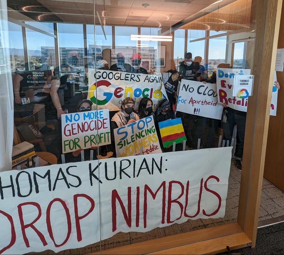 متظاهرون يتجمعون داخل مكاتب شركة جوجل في سان فرانسيسكو للمطالبة بإنهاء عملها مع الحكومة الإسرائيلية، 16 أبريل 2024
