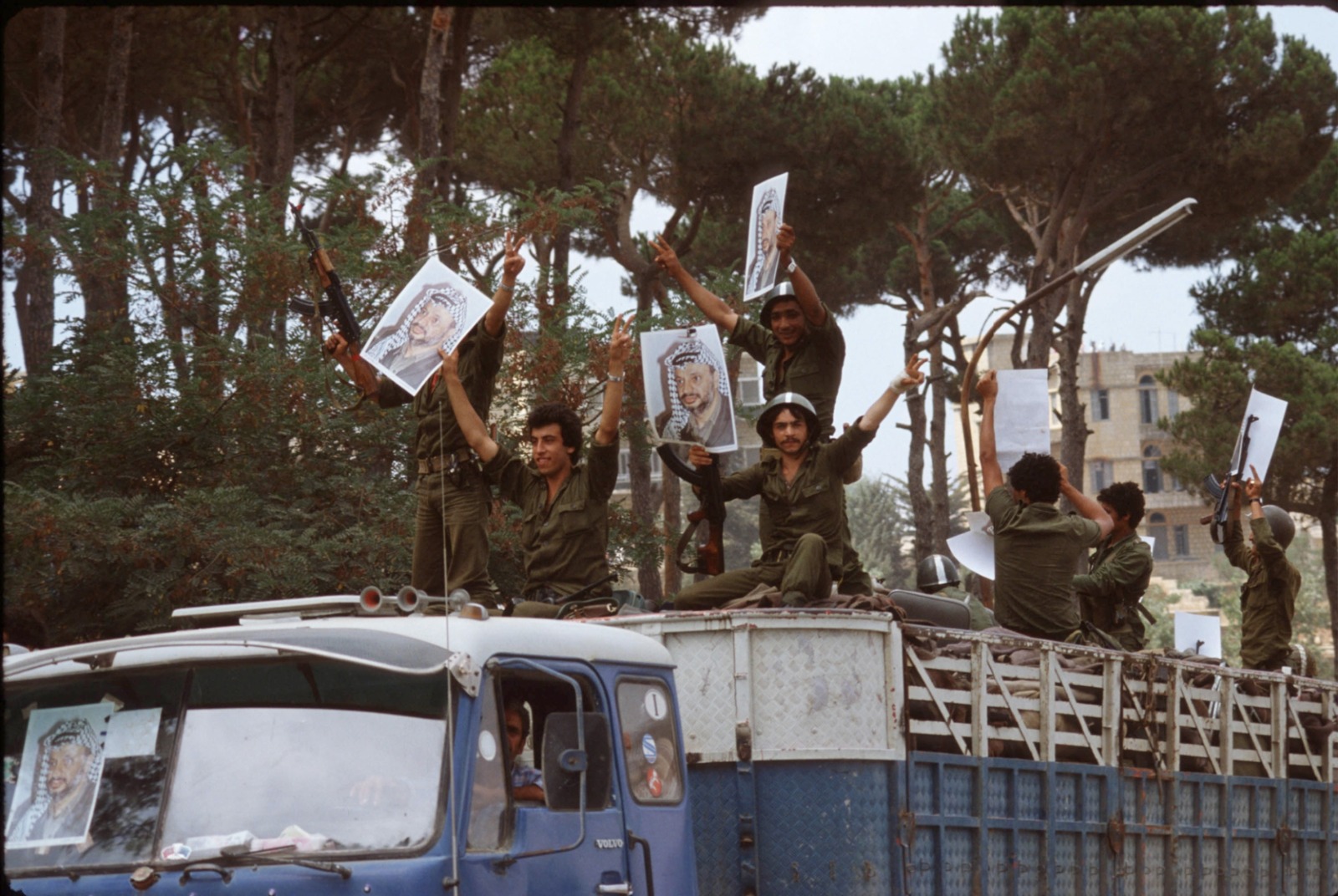 مقاتلون فلسطينيون يحملون صور رئيس 