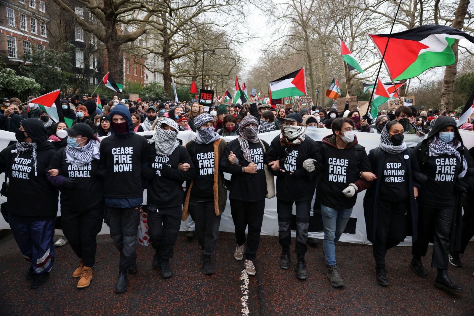 متظاهرون في لندن يتضامنون مع الفلسطينيين في يوم التحرك من أجل غزة، لندن. 13 يناير 2024