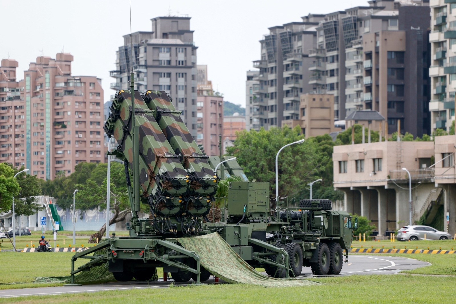 منظومة الدفاع الجوي الصاروخية باتريوت في حديقة خلال مناورات 'هان كوانج' السنوية في تايبيه، تايوان. 11 يوليو 2025