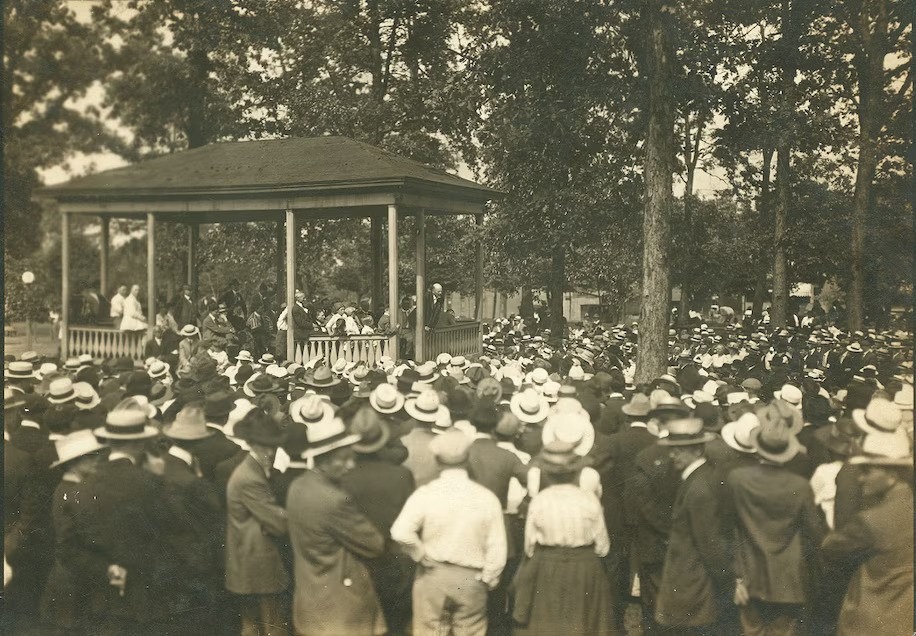 يوجين في. ديبس يلقي خطابًا في كانتون، أوهايو، 16 يونيو 1918، والذي أدى إلى توجيه الاتهام إليه. تم استخدام هذه الصورة كدليل في المحاكمة.