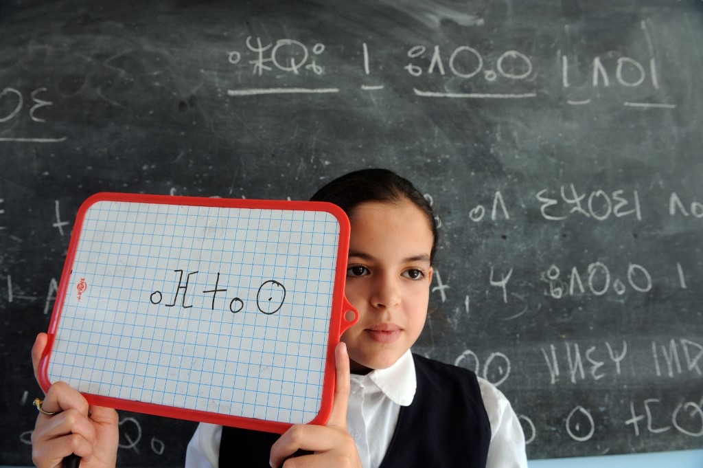 طفلة أمازيغية تحمل أحرف لغتها - aa.com.tr
