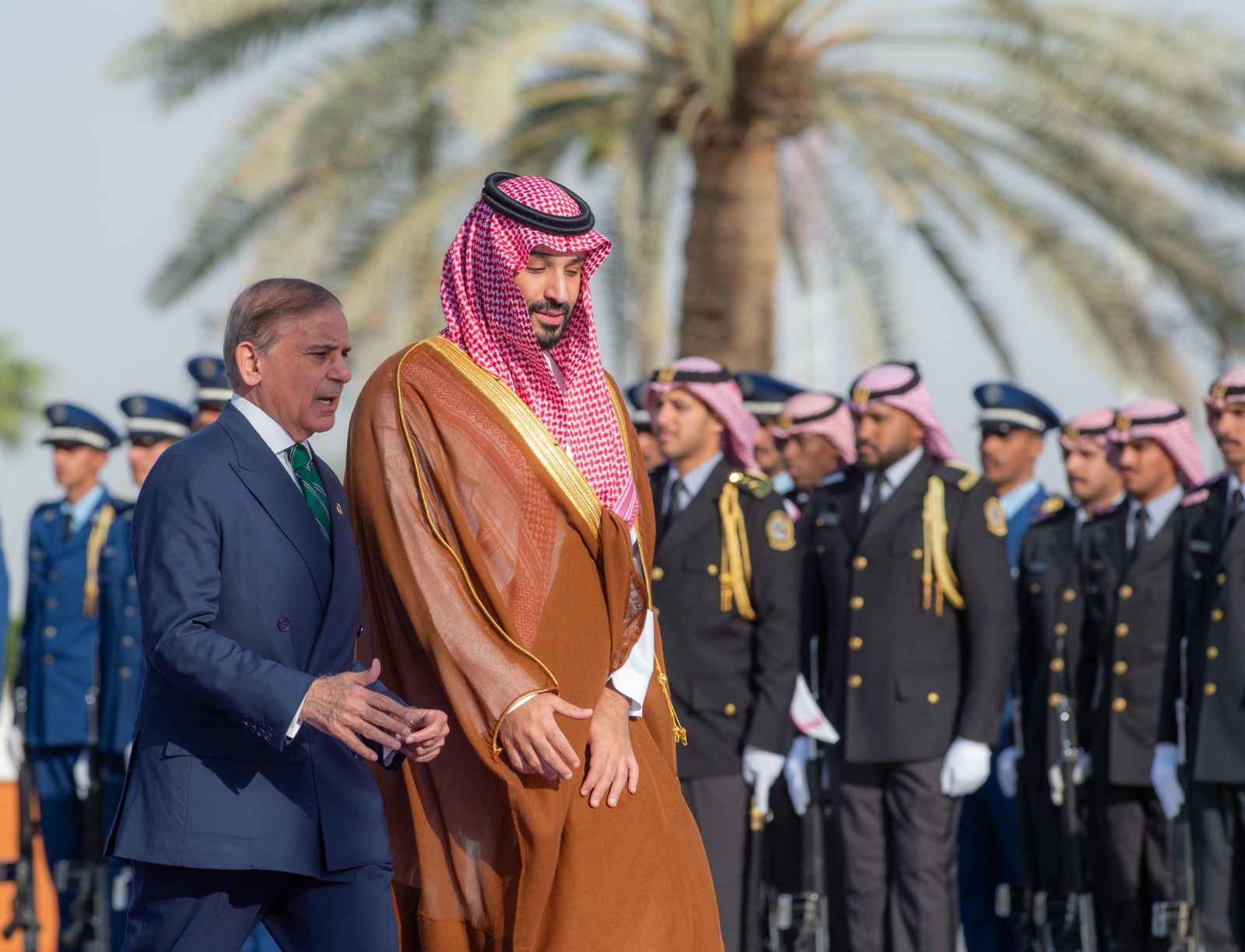 ولي العهد السعودي الأمير محمد بن سلمان يستقبل رئيس الوزراء الباكستاني شهباز شريف في الرياض. 17 سبتمبر 2025